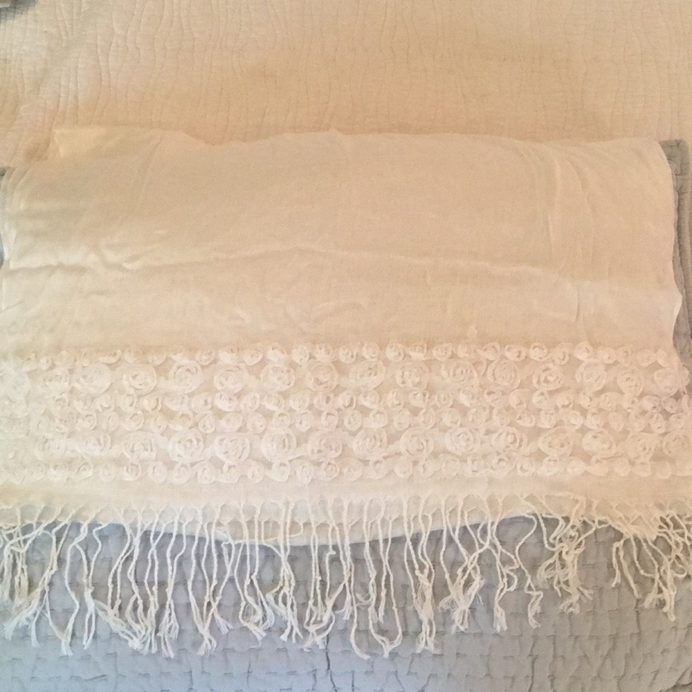 Ivory pashmina with rosette and fringe detail